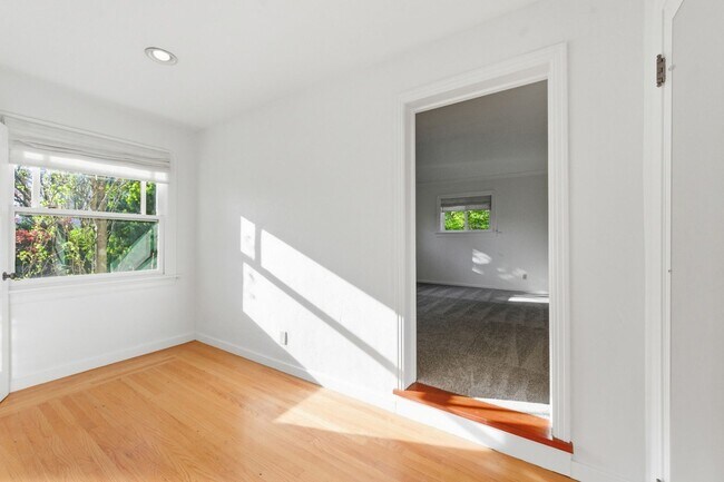 Building Photo - Spacious 2 Bed, 2 Bath Home