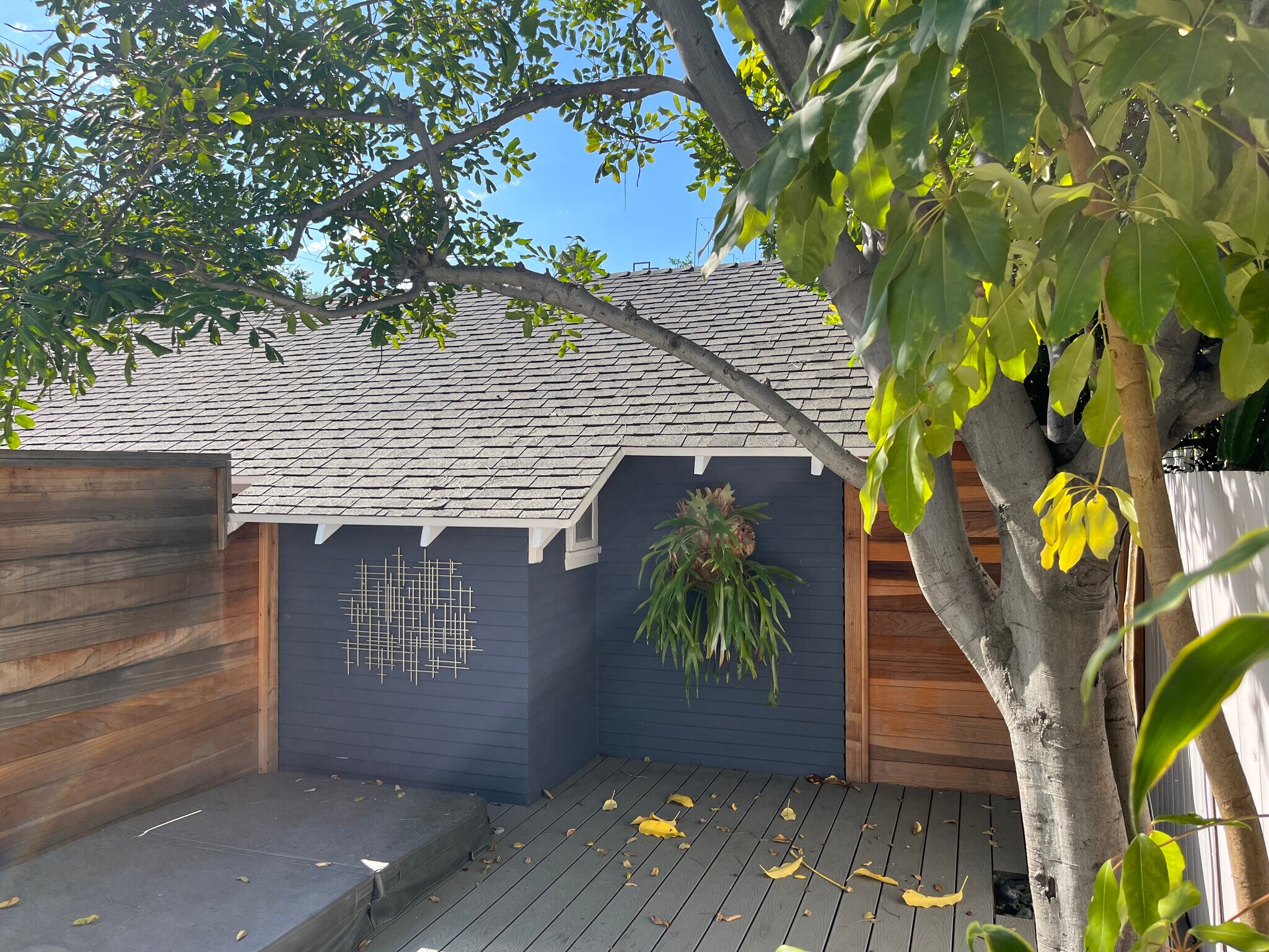 Building Photo - 7024 De Longpre Ave
