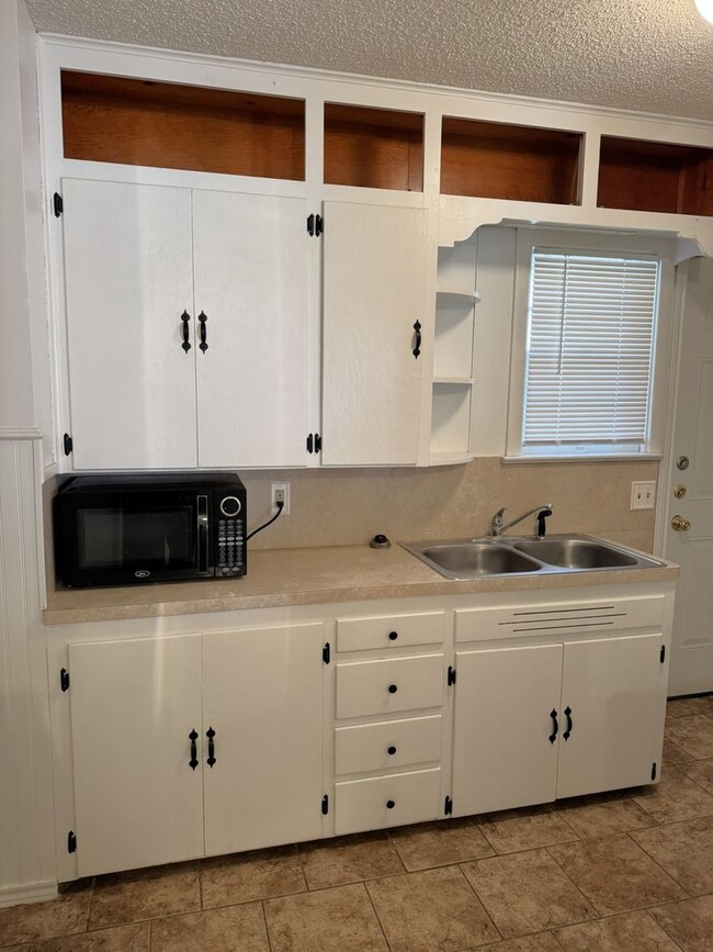 Building Photo - Heart of Lubbock 1/1 Duplex