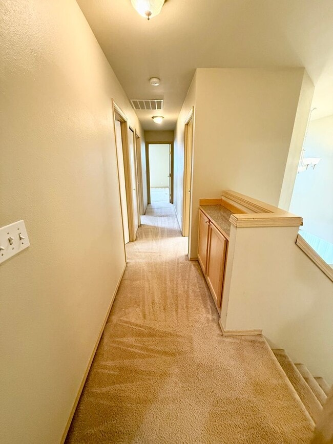 Building Photo - 5 Bedroom 2.5 Bath plus Bonus Room in East...