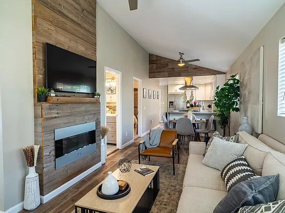 Building Photo - "Charming 2-Bedroom San Diego Retreat with...