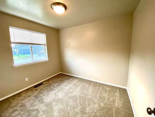 Building Photo - 4 Bedroom + Bonus with 2 baths available 8/22