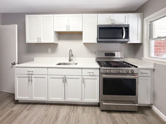 Building Photo - Updated 3BR Home with Bonus Lower-Level Space & Off-Street Parking