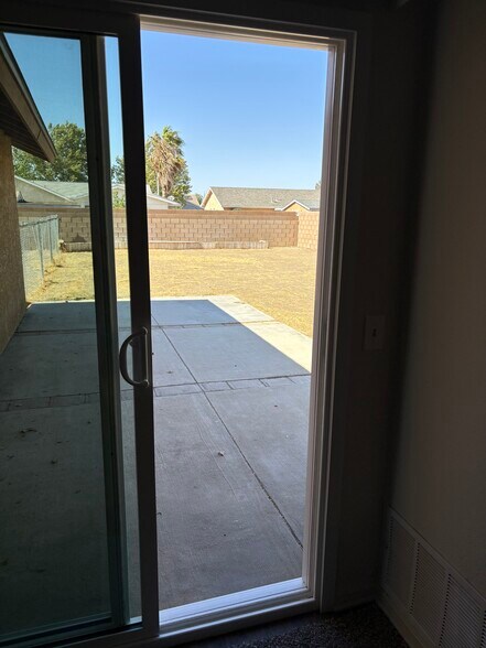 Building Photo - 2113 Phlox Ave