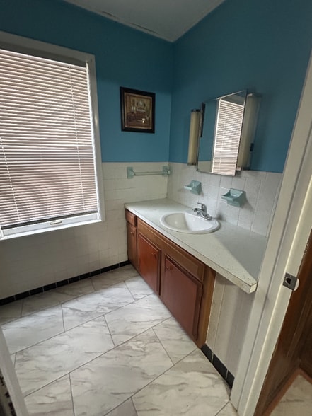 Building Photo - 638 6th St