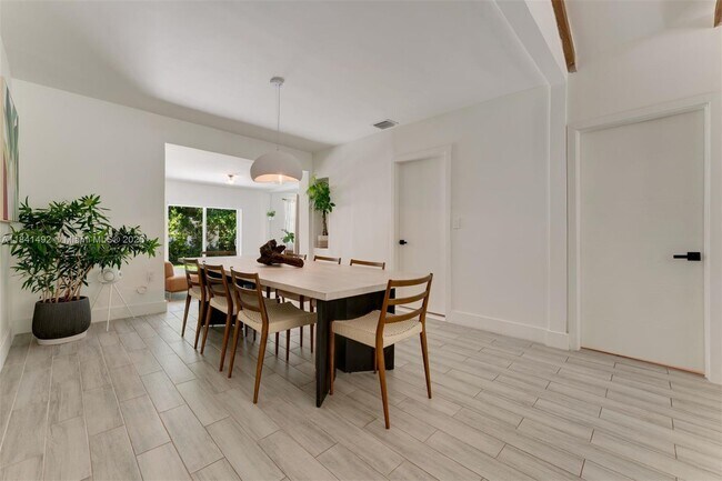 Building Photo - 1355 Biarritz Dr