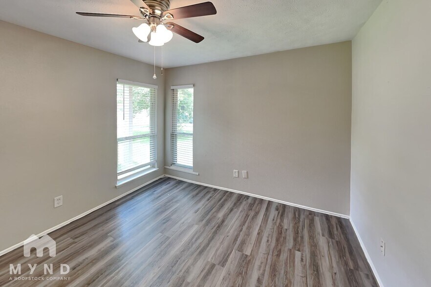 Building Photo - 2822 Canary Ln