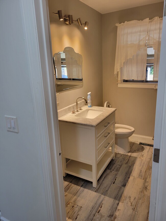 hall half bath, tile floor - 2948 McGavock Pike