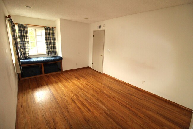 Building Photo - Spacious Corner Lot Home in Desirable Vent...