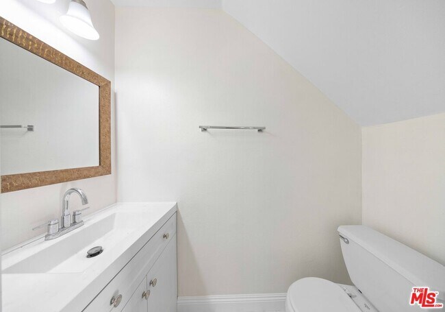 Building Photo - 14112 Delano St