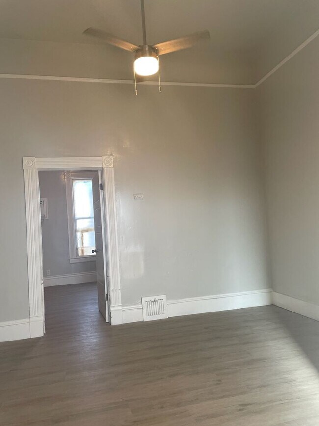 Building Photo - Cute & Clean 1 bedroom & 1 Bathroom