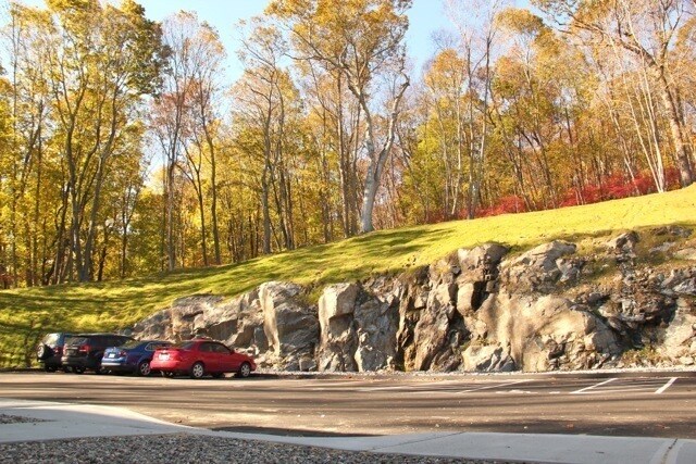 Building Photo - 204 River View Ln