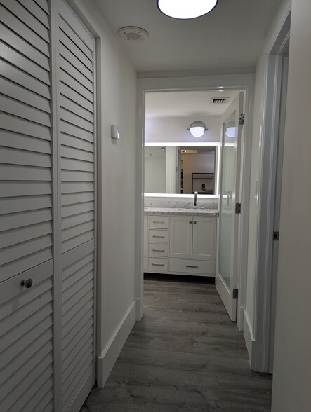 Building Photo - 2951 S Bayshore Dr