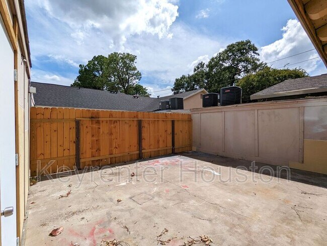 Building Photo - 2681 Gessner Rd