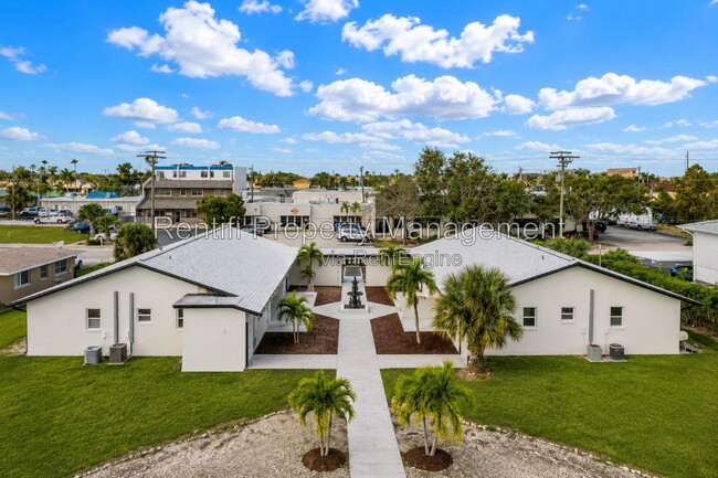 Building Photo - 1322 Miramar St