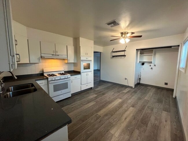 Building Photo - MOVE-IN READY 4+2 w/upgrades + tons of parking!