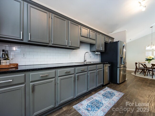 Building Photo - 7731 Ivy Hollow Dr