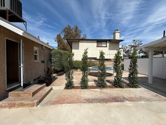 Building Photo - Charming 2-Bedroom Front House in Prime Lakewood Location