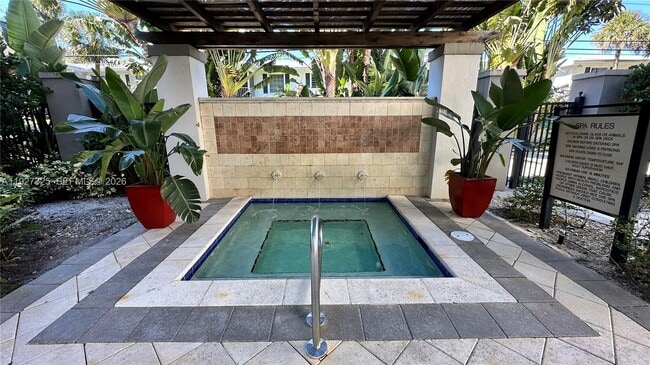 Building Photo - 2401 NE 65th St