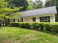 Building Photo - Nice 3 Bedroom home with great outdoor space