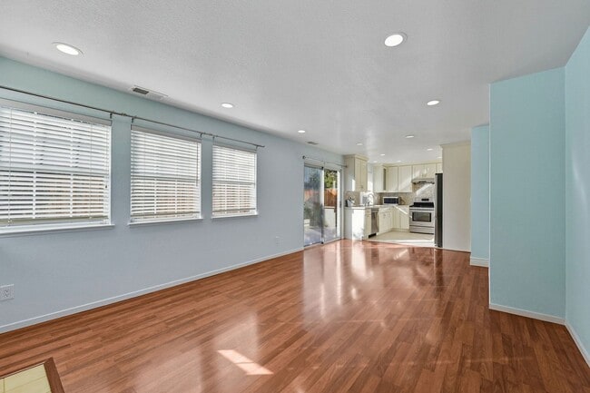 Building Photo - Updated Family Spacious Home w/ Fenced in ...