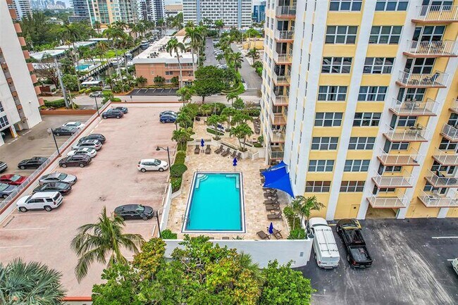 Building Photo - 3000 E Sunrise Blvd