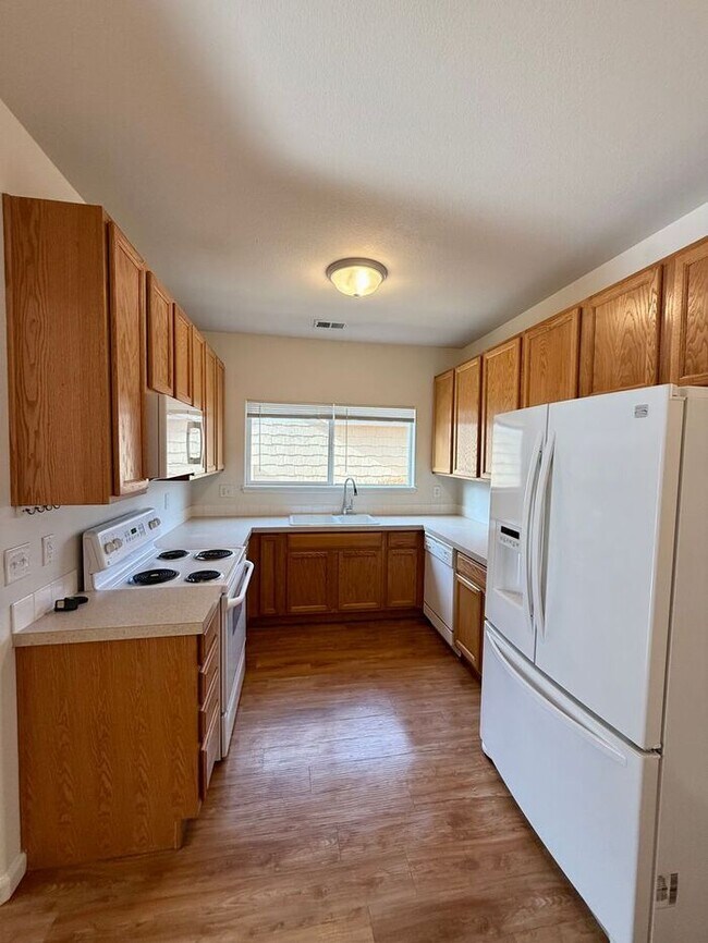 Building Photo - ***MOVE IN SPECIAL*** 2 WEEKS FREE -MUST SEE 2 Bed/2 Bath Condo in the Lakeshore at Centerra!