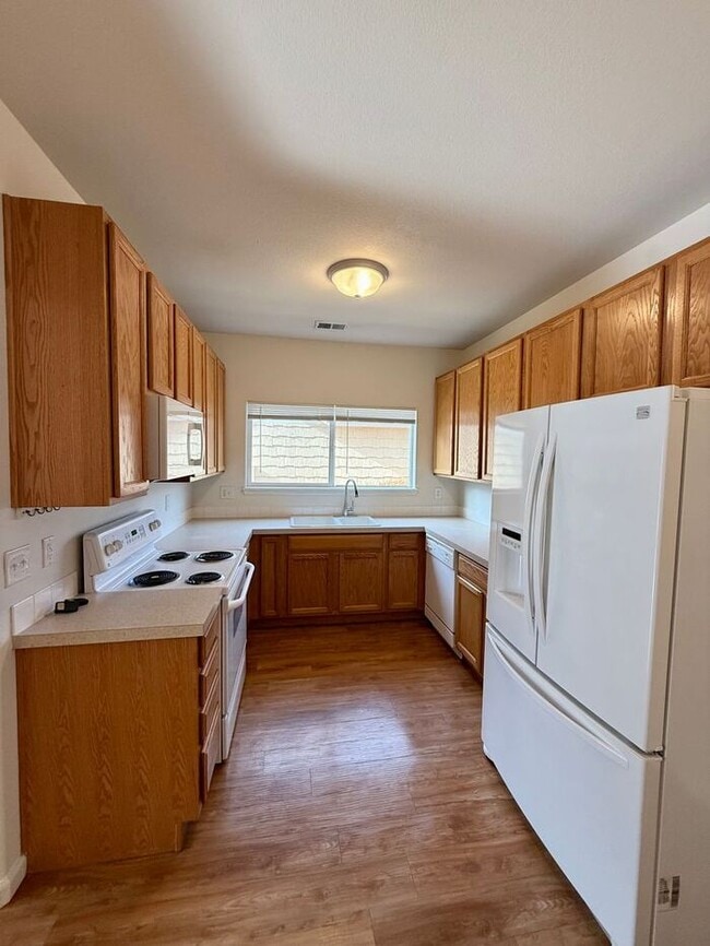 Building Photo - MUST SEE 2 Bed/2 Bath Condo in the Lakeshore at Centerra!