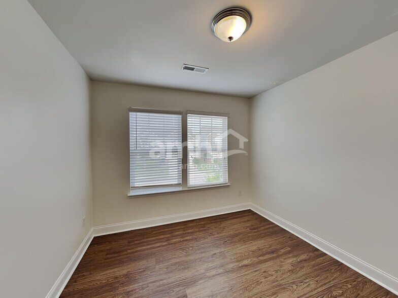 Building Photo - 1003 Forestway Ct