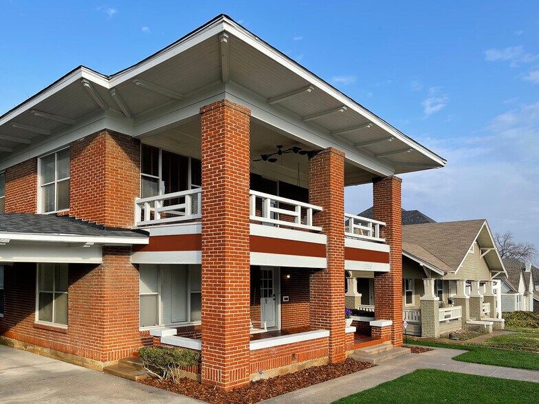 Building Photo - 2556 S University Dr