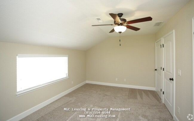 Building Photo - Eagle Creek Townhome with a bedroom on the 1st Floor in Lee's Summit!