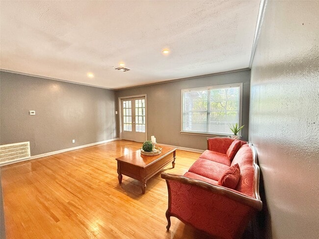 Building Photo - 2027 Sheridan St