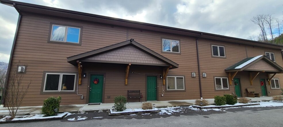 Primary Photo - 121 Village Dr