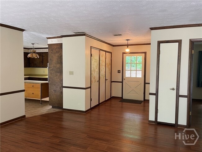 Building Photo - 170 Longview Dr