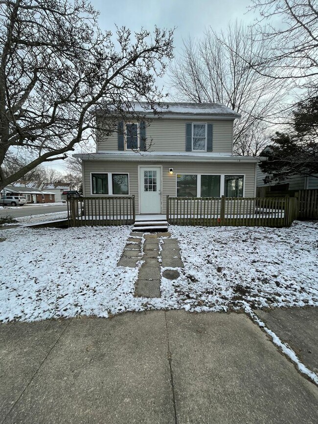 Building Photo - 5 Bedroom Available NOW