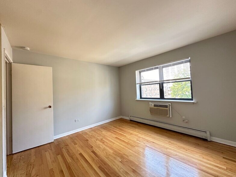 Building Photo - 513 W Briar Pl