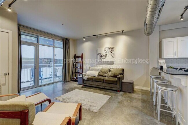 Building Photo - 1 NE 2nd St