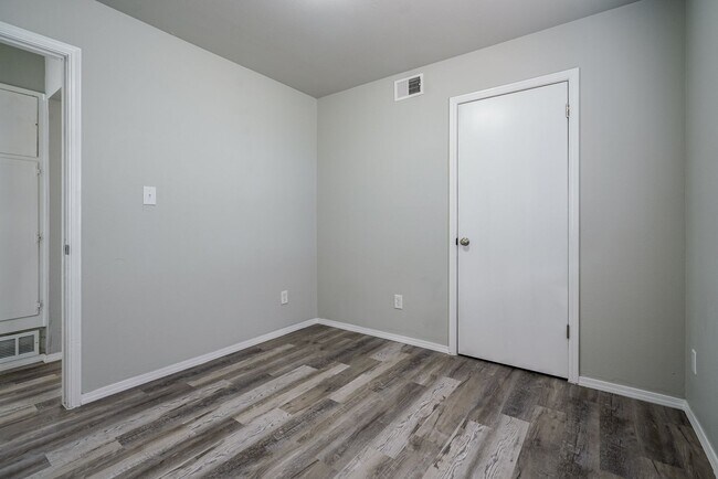 Building Photo - Beautifully Remodeled 3 or 4 bedroom with ...