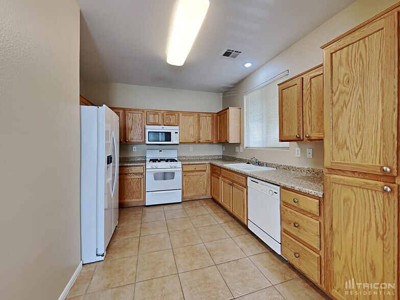 Building Photo - 1322 Cactus Village Ave