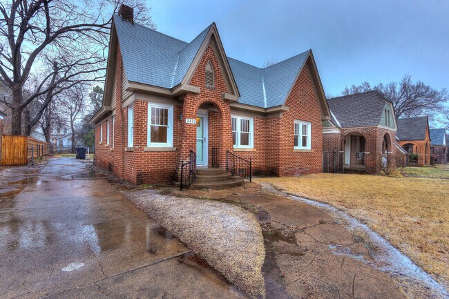 Building Photo - Charming 3-bedroom, 1-bathroom house - Available now!