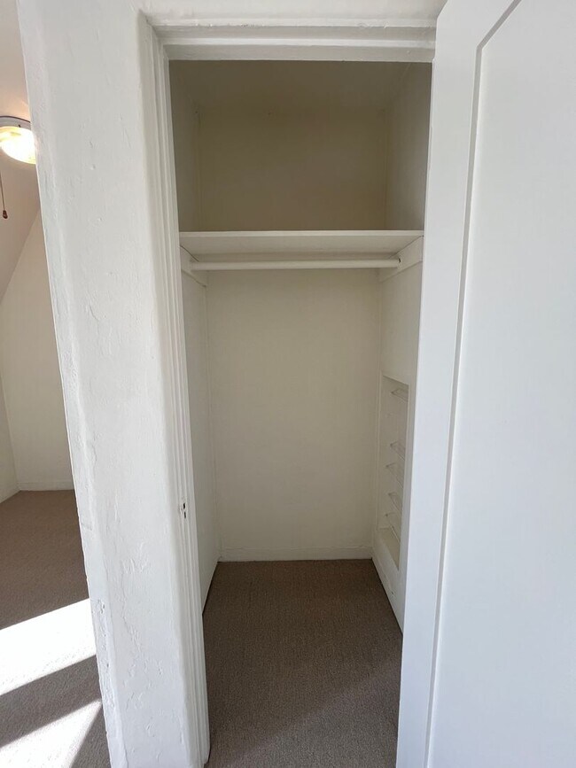 Building Photo - AVAILABLE JUNE! LIGHT AND BRIGHT STUDIO ON MISSION BLVD W/ PARKING! MISSION BEACH - $1,895/mo!
