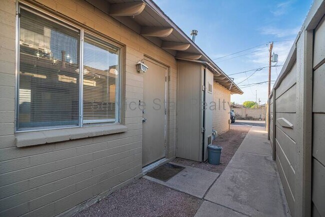 Building Photo - 518 E Huntington Dr
