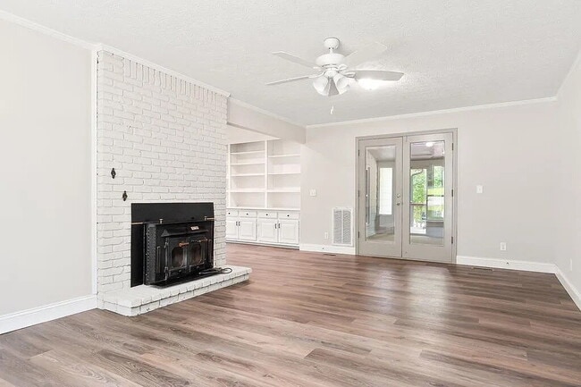 Building Photo - 1409 Robert Ln