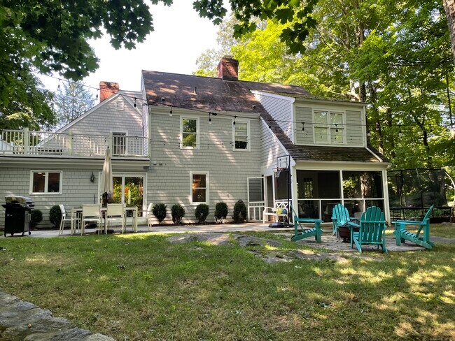 Building Photo - 537 Westover Rd