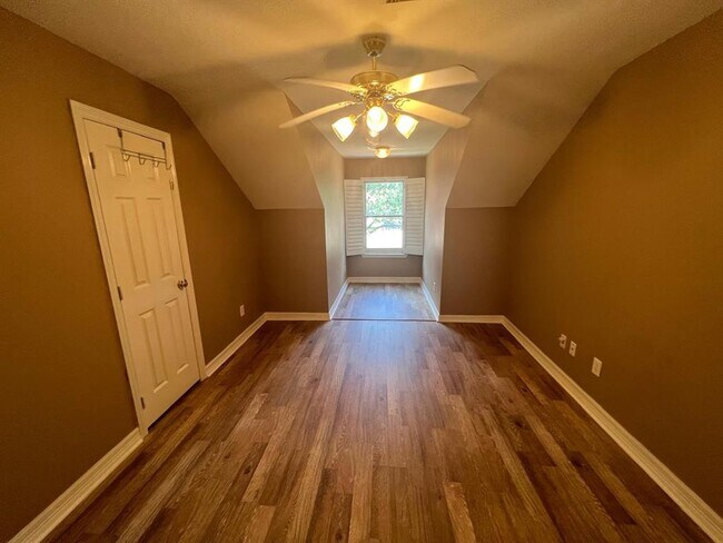 Building Photo - 1155 Enclave Square E