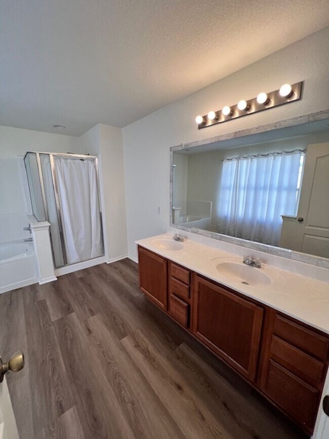 Building Photo - NorthPark / Taylor, TX / 4 bedrooms / Approx 2932 sq. ft. / Refrigerator / Washer & Dryer / New C...