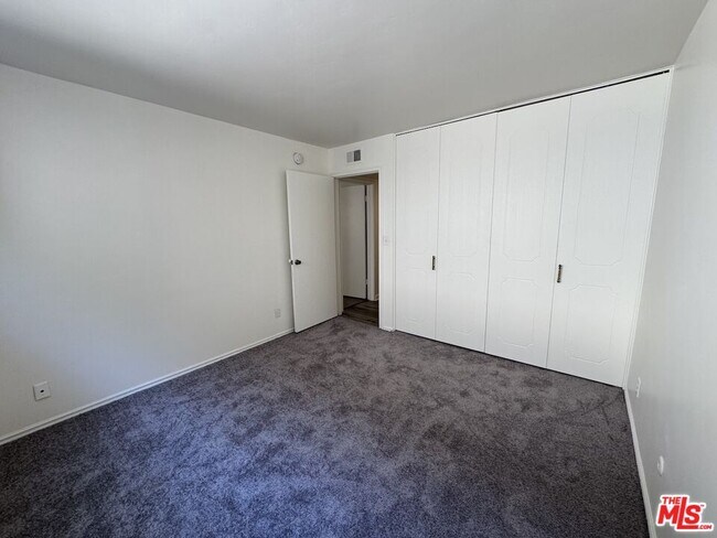 Building Photo - 6700 Hillpark Dr