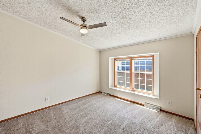 Building Photo - $2,595.95, 5 bed, 3.5 bath with a fenced back yard