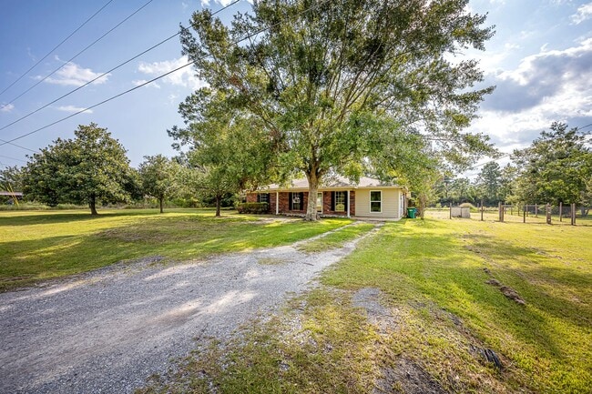 Building Photo - Move in ready 3 Bed 2 Bath Home in East Central School District!