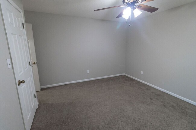 Building Photo - 5567-5569 Pinehurst Ln.